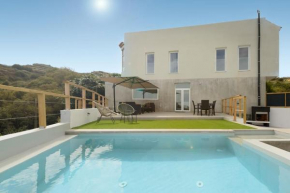 Villa con piscina y vista al mar